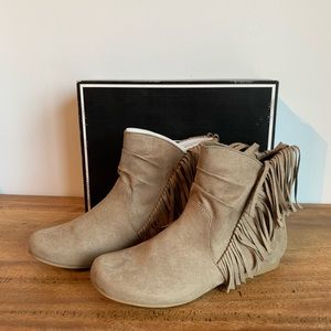 New in box womens Mia Boots Jester size 7 1/2